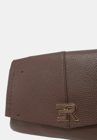 Borsa a tracolla in pelle marrone testurizzata con chiusura a patta, caratterizzata da un dettaglio logo in tono oro. Cuciture visibili e finitura liscia.