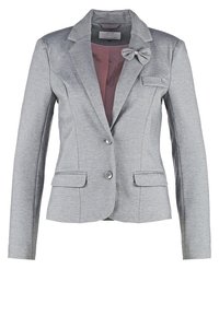 Blazer femme gris clair avec deux boutons, col cranté, poches à rabat, un petit nœud sur le côté gauche de la poitrine et une doublure rose pâle visible à l'intérieur.