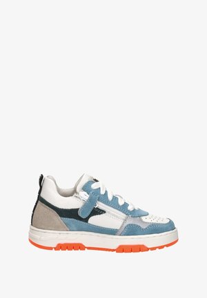 Lage sneaker met witte, blauwe, beige en zwarte panelen, witte veters, een zijrits en een oranje rubberen zool.