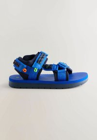 Blå sandaler med en tekstureret sål, der har justerbare stropper, en polstret inderside og farverige detaljer. Fremstillet af syntetiske materialer.