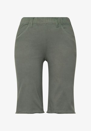 Shorts verts, arrivant au genou, en tissu doux, avec une taille élastique, des passants de ceinture et des poches cousues pour un détail fonctionnel.