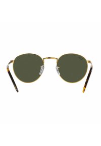 Occhiali da sole rotondi in metallo dorato con lenti verdi, supporti nasali trasparenti e aste in acetato a motivo tartarugato. Presenta un design sottile.