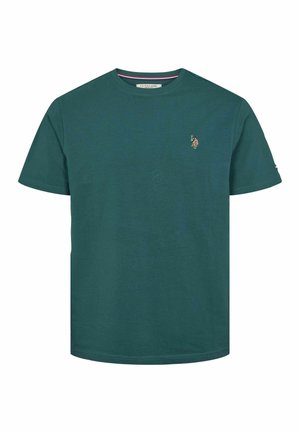 Türkiz színű, kerek nyakú póló, pamut keverék anyagból készült. A bal mellen egy kis hímzett logó található, valamint rövid ujjú.