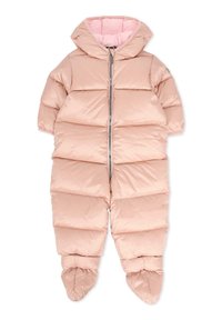 Tuta puffer rosa con cappuccio, caratterizzata da una chiusura con zip frontale, design trapuntato e piedi chiusi, realizzata in un materiale sintetico liscio.