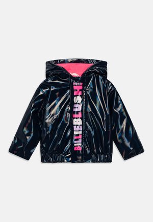 Navy glanzende regenjas met een roze fleece voering, capuchon, elastische manchetten en een frontale rits met "BILLIEBLUSH" branding en accenten.