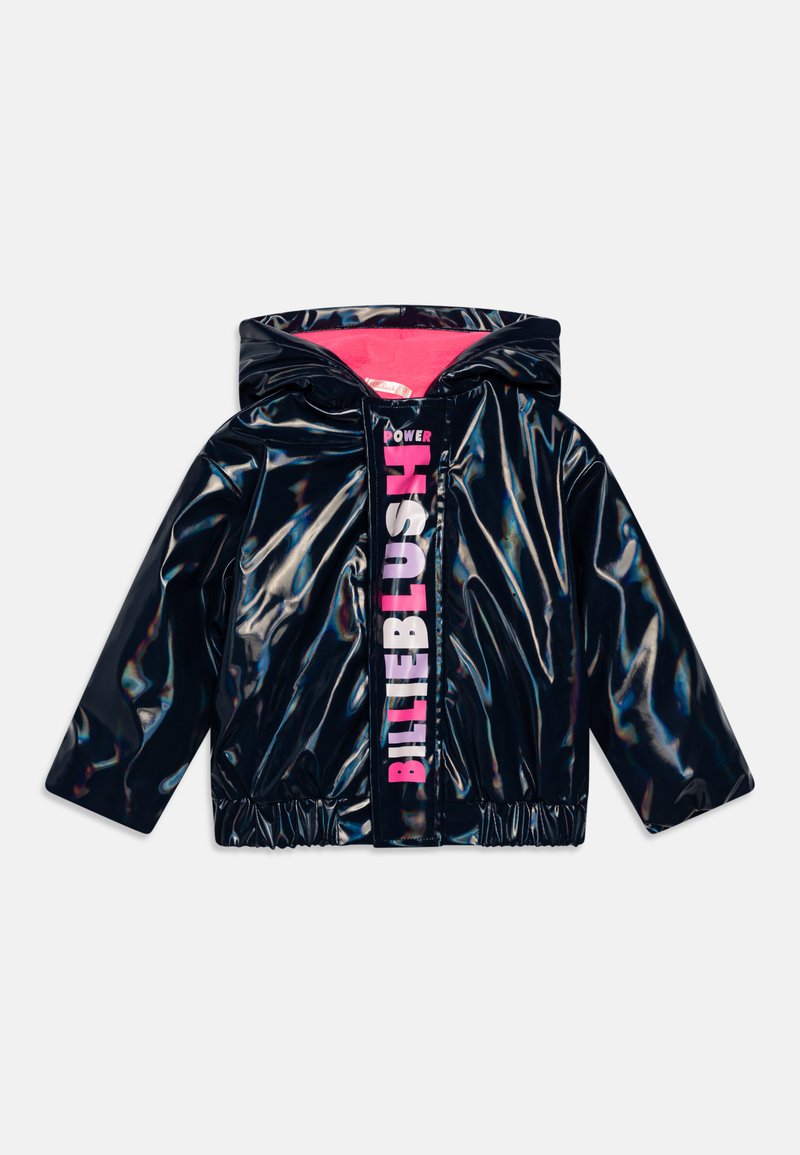 Veste de pluie brillante bleu marine avec une doublure en polaire rose, capuche, poignets élastiques et fermeture éclair avant portant le logo et les accents "BILLIEBLUSH".