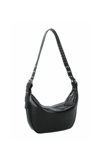 Borsa a spalla in pelle nera con forma curvata, caratterizzata da una finitura texturizzata, tracolla regolabile con borchie e chiusura con zip.