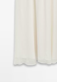 Tenda bianca leggera e trasparente con una texture morbida e un design fluido; bordi orlati creano una finitura liscia. Ideale per diffondere la luce.