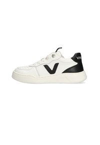 Sneakers bianchi con dettagli in pelle nera, punta arrotondata, tomaia perforata, collo imbottito e logo decorativo sul tallone. Suola in gomma.