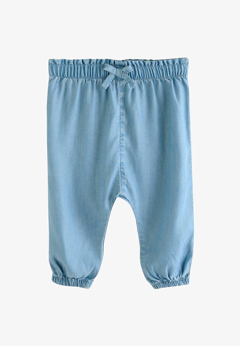 Lichtblauwe peuterbroek met elastische tailleband, strikje aan het trekkoord en elastische boorden bij de enkels op een witte achtergrond.