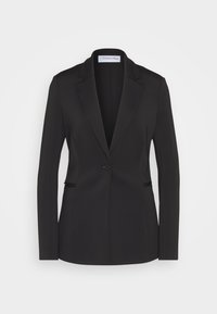 Czarna marynarka o konstrukcyjnym kroju, z klapą z wycięciem, pojedynczym zapięciem na guzik i bocznymi kieszeniami, wykonana z gładkiej tkaniny.