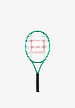 Raqueta de tenis verde con empuñadura negra y cuerdas blancas, con un destacado logo rojo "W" en la superficie de las cuerdas.