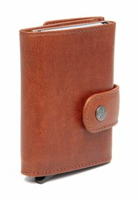 Bruine leren portemonnee met een gladde textuur, voorzien van een drukknoopsluiting en subtiele stiksels. Compact ontwerp met afgeronde hoeken.