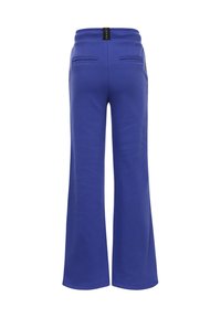 Blauwe hoge taille wijdere broek met achterzakken en een zwart merklabel op de tailleband.