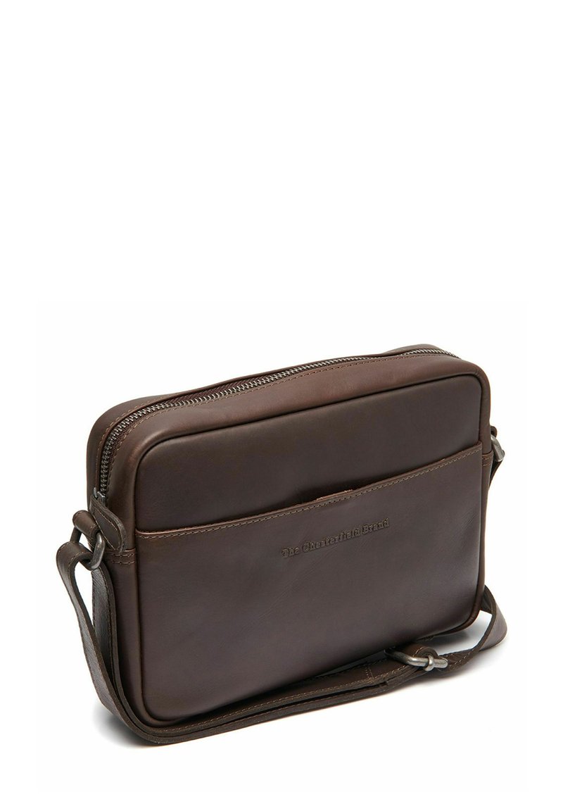 Borsa a tracolla in pelle marrone con chiusura zip, design piatto e tracolla regolabile. Presenta una tasca frontale e dettaglio con logo impresso.