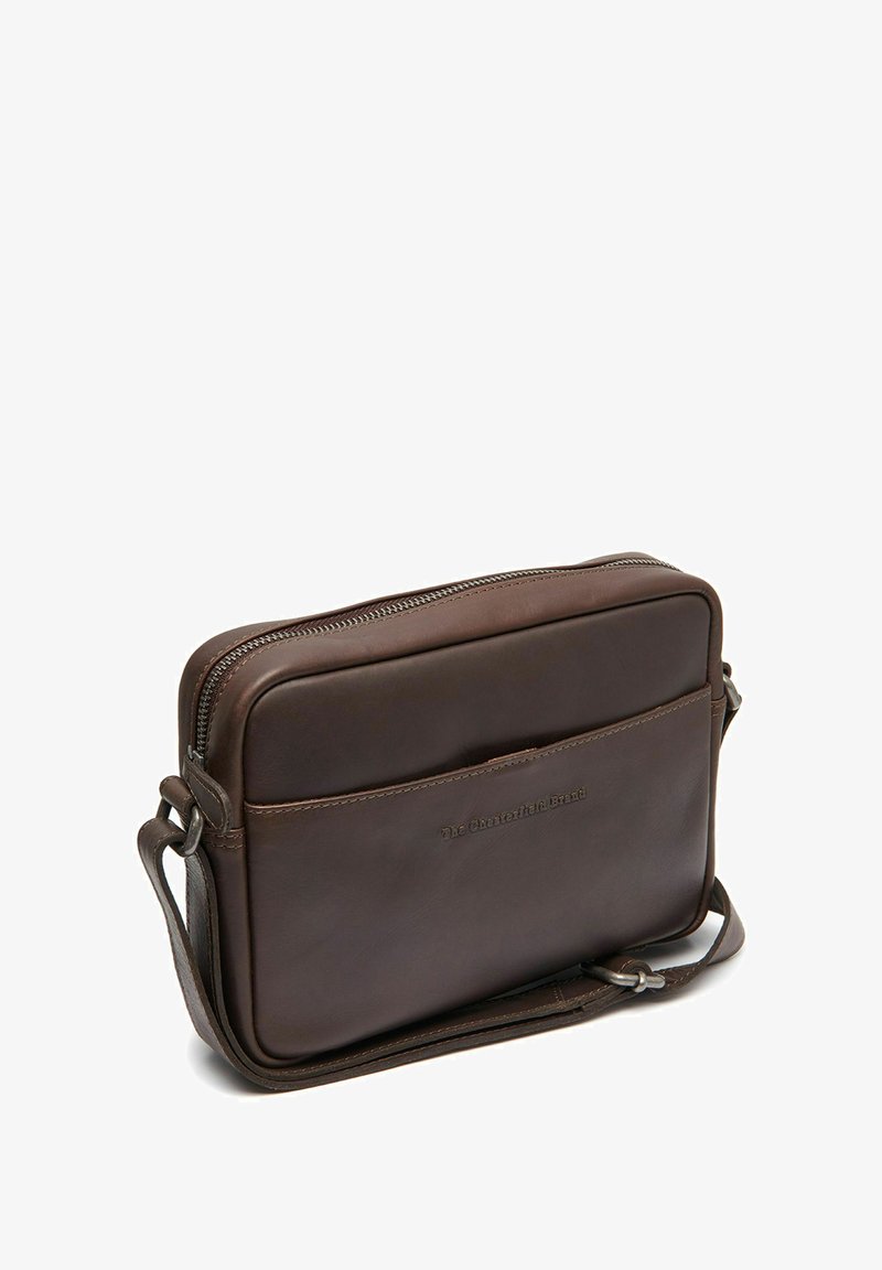 Borsa a tracolla in pelle marrone con chiusura zip, design piatto e tracolla regolabile. Presenta una tasca frontale e dettaglio con logo impresso.