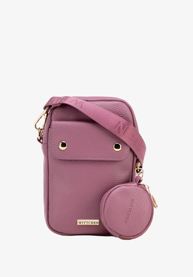 Borsa a tracolla in pelle viola con finitura testurizzata, hardware dorato, tasca frontale con chiusura a scatto e una pochette portamonete rotonda removibile.