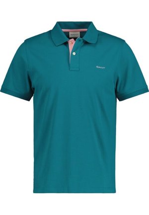 Polo teal avec un col rose. Présente une patte de boutonnage à deux boutons et un logo sur le côté gauche. Fabriqué en matériau lisse et léger.
