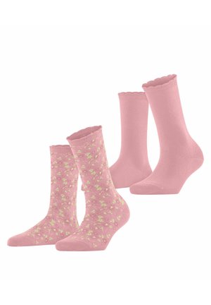 Deux paires de chaussettes roses pour femmes ; une paire unie rose avec des bords en feston, l'autre rose avec de petits motifs floraux jaunes et des bords en feston.