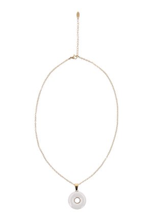 Delicate gouden ketting met een ronde witte keramische hanger in de vorm van een donut, met een kleine gouden cirkel in het midden.