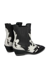 Bottes basses en cuir noir et argent avec des motifs de flammes, bout pointu, panneaux latéraux élastiques et petit talon carré.