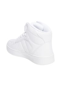 Sneaker bianca alta realizzata in materiale sintetico liscia, con allacciatura frontale, supporto alla caviglia e suola in gomma testurizzata.