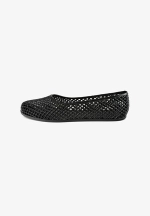 Schwarzer flacher Schuh aus gewebtem Kunststoffmaterial, mit offenem Netzdesign, runder Zehenpartie und flacher Gummisohle.