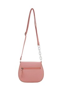 Borsa a tracolla in finta pelle rosa con forma curva, tasca piatta con zip e tracolla regolabile con dettaglio in catena. Texture liscia.