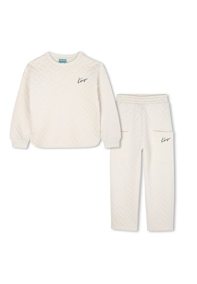 Haut à manches longues en tissu matelassé crème avec un pantalon assorti, doté de poignets côtelés et du logo Kenzo sur la poitrine et la poche, sur fond blanc.