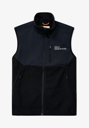 Czarna kamizelka polarowa z wysokim kołnierzem, zamkiem błyskawicznym i kieszeniami bocznymi. Posiada kontrastującą górną część z tkaniny oraz wyhaftowany napis na klatce piersiowej.