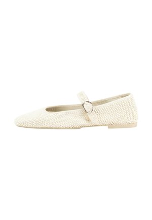Bailarinas de punto color marfil con punta redonda y una correa lateral que lleva una hebilla metálica redonda. Tacón bajo y plano, con superficie de tela texturizada.