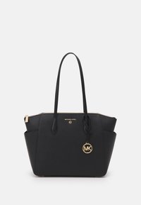 Zwarte synthetische totebag met ritssluiting, twee handvatten, gouden hardware en een geperst logo. Heeft gestructureerde zijkanten en een vlakke bodem.