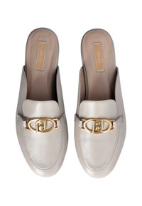 Mocassini in pelle grigio chiaro con suola piatta, finitura liscia e un accento in fibbia metallica dorata sul davanti. Fodera interna morbida visibile.