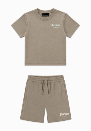 Taupekleurige T-shirt met korte mouwen en bijpassende short met elastische tailleband en kleine witte logotekst op de borst en shortspijp.