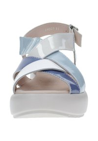 Sandalias de charol multicolores con un diseño entrecruzado en azul claro, blanco y azul oscuro, con una plantilla acolchada en color beige y suela blanca.