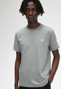 T-shirt in cotone grigio a maniche corte, colletto rotondo e piccolo logo bianco sul petto. Tessuto morbido e vestibilità rilassata.