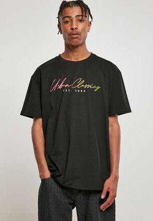 Sort bomulds t-shirt med korte ærmer, prydet med farverig tekst "Urban Classics" og "EST. 2005" i kursiv skrift på fronten.
