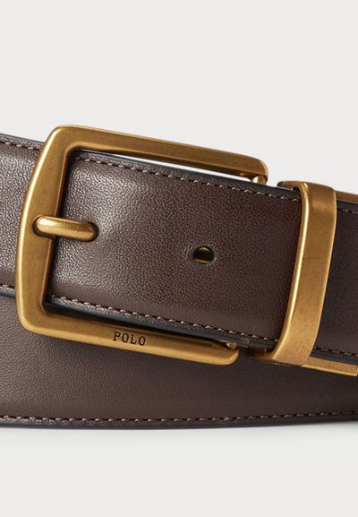 Ruskea nahkavyö, jossa on teksturoitu pinta, ja jossa on suorakulmainen kullanvärinen metalli-solki sekä "POLO" kaiverrettuna varusteeseen.