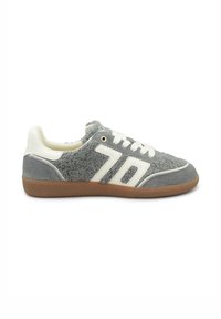 Sneaker grigie con texture e accenti bianchi, realizzate in un morbido tessuto peloso, suola in gomma e design classico con lacci, dotate di un dettaglio laterale perforato.