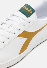 Diadora TORNEO UNISEX - Trainers - white/pineneedle/antelope