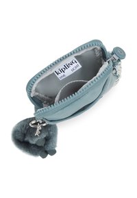 Kipling blå pouch pung med lynlås, blødt stof, indvendig lomme og falsk pels pom-pom charme vedhæftet. Etiket læser "LIVE LIGHT."