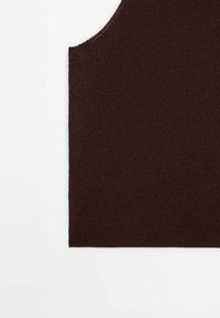 Haut en maille marron avec encolure arrondie et texture lisse, au design simple sans ornements supplémentaires.