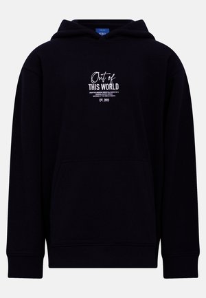 Czarna bluza z kapturem, posiadająca ściągacz, przednią kieszeń oraz biały napis "Out of THIS WORLD" wraz z detalami marki.