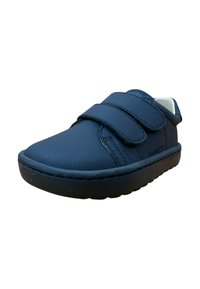 Zapatos de cuero azul con dos correas ajustables de Velcro, punta redonda, suela acolchada y una textura suave. Diseño clásico adecuado para el uso casual.