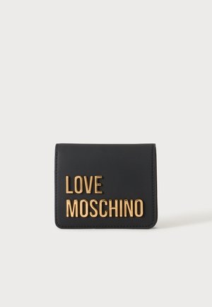 Czarny kompaktowy portfel z wypukłymi złotymi literami tworzącymi napis "LOVE MOSCHINO" na froncie na jednolitym tle.
