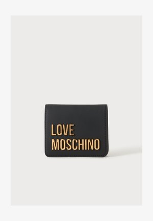 Czarny kompaktowy portfel z wypukłymi złotymi literami tworzącymi napis "LOVE MOSCHINO" na froncie na jednolitym tle.