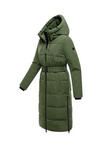 Lång grön puffjacka med huva, bältad midja, vertikalt quiltat mönster och svarta hårdvaruaccents. Dragkedja fram och i ärmsluten.