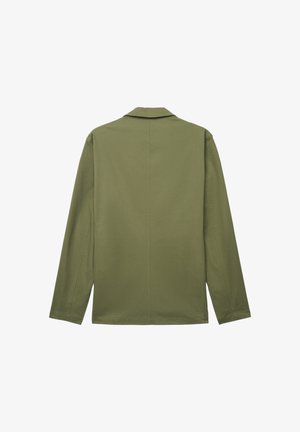 Giacca verde a maniche lunghe con design sartoriale, colletto a revers, taglio dritto e texture liscia, con una cucitura centrale lungo la schiena.