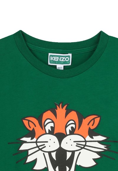 Zielony t-shirt z bawełny z dużym, kolorowym nadrukiem tygrysa z przodu, zawierającym szczegóły w kolorze pomarańczowym, czarnym i białym. Okrągły dekolt.