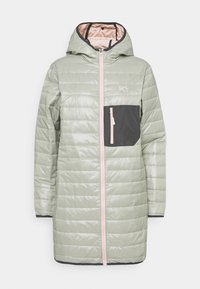 Jasnozielona kurtka puchowa z kapturem, czarną kieszenią na piersi, różowym zamkiem błyskawicznym i poziomym przeszyciem. Gładka, błyszcząca tekstura.